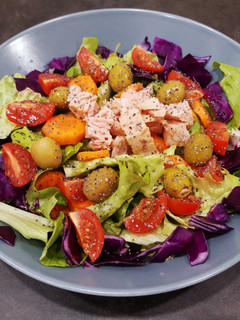 Una foto de Ensalada multicolor 🥬🍅🥕🥗