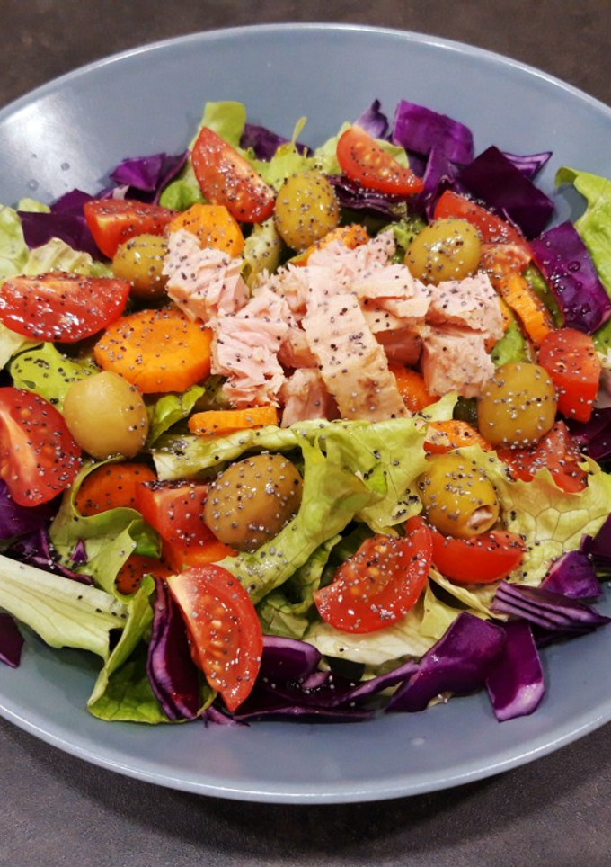Una foto de Ensalada multicolor 🥬🍅🥕🥗