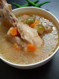 চিকেন স্যুপ (chicken soup recipe in bengali) রেসিপির প্রধান ছবি