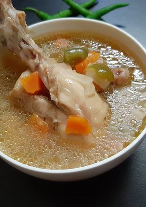 চিকেন স্যুপ (chicken soup recipe in bengali) রেসিপির প্রধান ছবি