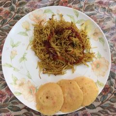 A picture of Vermicelli Upma and Rainbow cake idli.