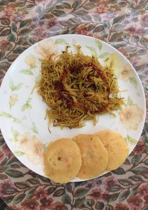 A picture of Vermicelli Upma and Rainbow cake idli.