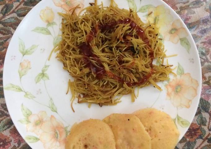 Vermicelli Upma and Rainbow cake idli