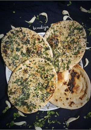 ઇન્સ્ટન્ટ ગાર્લીક ઘઉં ની નાન (Instant Garlic Wheat Naan Recipe In Gujarati) રેસીપી મુખ્ય ફોટો