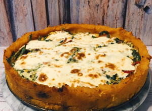 Una foto de Tarta de pollo y verduras en masa de puré de calabaza (sin harina)