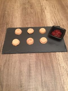 Una foto de Bombones de queso de cabra con mermelada de tomate