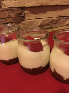 Una foto de Cheesecake de chocolate blanco y frambuesas
