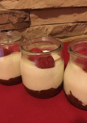Una foto de Cheesecake de chocolate blanco y frambuesas
