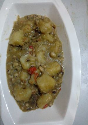 A picture of Yam and beans jalop.