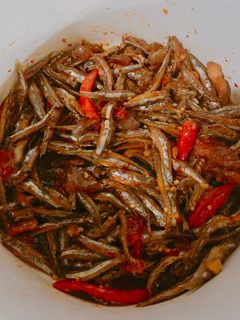 Hình của món Cá cơm kho.