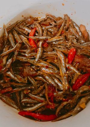 Hình của món Cá cơm kho.