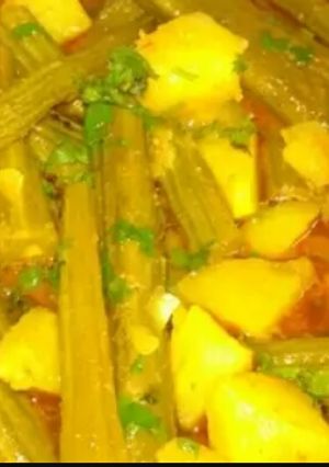 સરગવા બટાકા નું શાક (Saragva Bataka Shak Recipe In Gujarati) રેસીપી મુખ્ય ફોટો
