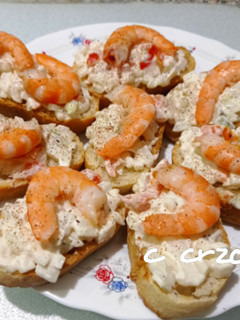 Una foto de Tapita de pan con langostino