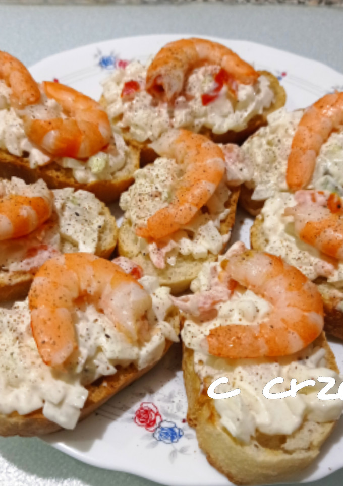 Una foto de Tapita de pan con langostino