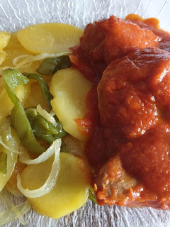 Una foto de Bonito con tomate y patatas panadera