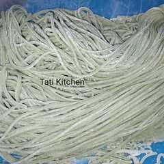 A picture of Mie Daun Kelor.