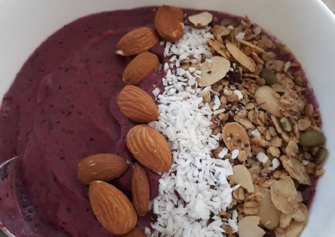 Simple Way to Prepare Perfect Healthy Berry Smoothie Bowl