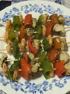 Una foto de Brochetas de rape y gambas con Lékué