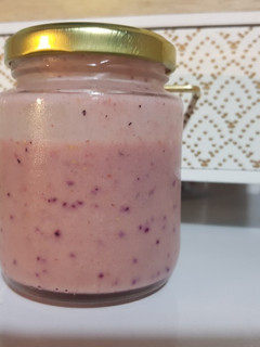 Una foto de Yogur casero de frutilla y arándanos con leche vegetal