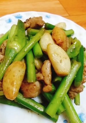Hình của món Thịt gà xào hoa tỏi/ngồng tỏi.