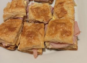 Una foto de Fosforitos: hojaldre relleno de jamón y queso