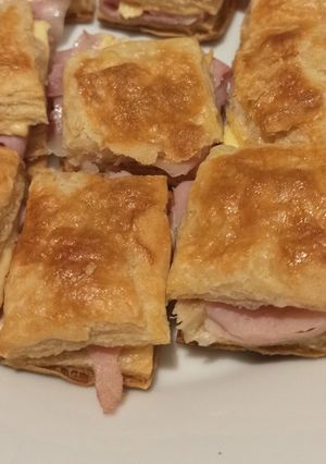 Una foto de Fosforitos: hojaldre relleno de jamón y queso