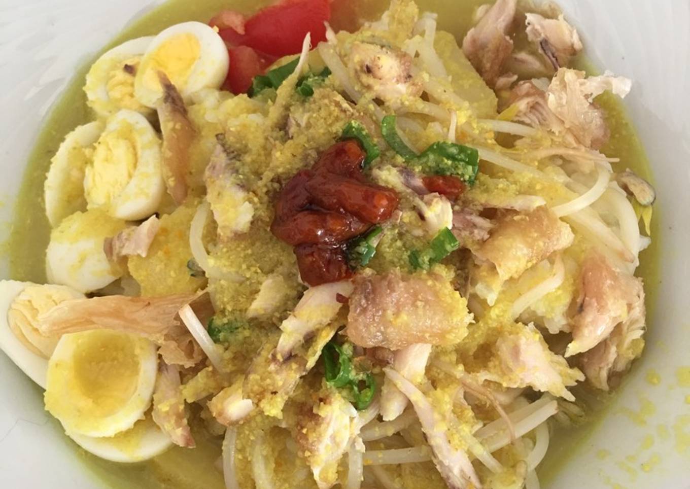 Soto ayam sederhana dengan nasi