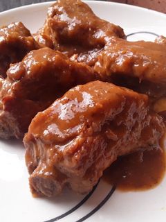 Una foto de Costillas de cerdo en salsa de vino tinto🍖🍷🍅
