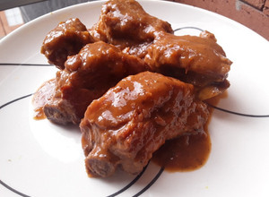 Una foto de Costillas de cerdo en salsa de vino tinto🍖🍷🍅