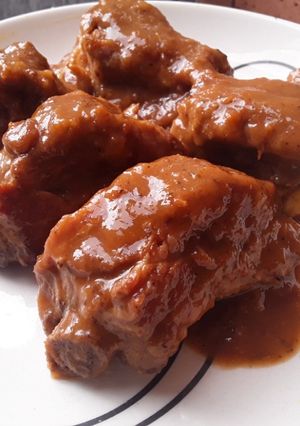 Una foto de Costillas de cerdo en salsa de vino tinto🍖🍷🍅