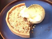 Une photo de tarte aux pommes crumble