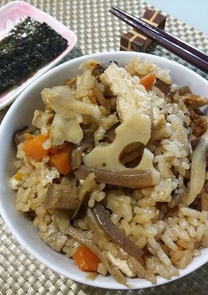 รูปของ ข้าวอบทรงเครื่อง สไตล์ญี่ปุ่น (takikomi gohan)