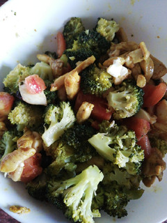 Una foto de Ensalada de brócoli y pollo