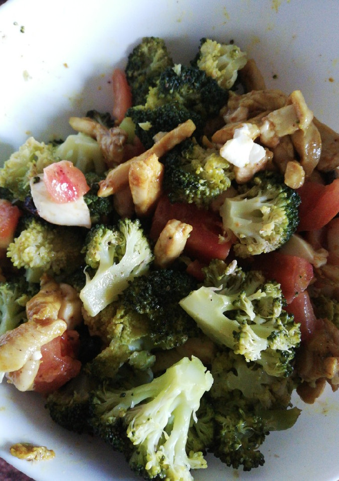 Una foto de Ensalada de brócoli y pollo
