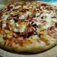 Pizza cremosa con salsa bourbon