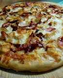 Pizza cremosa con salsa bourbon