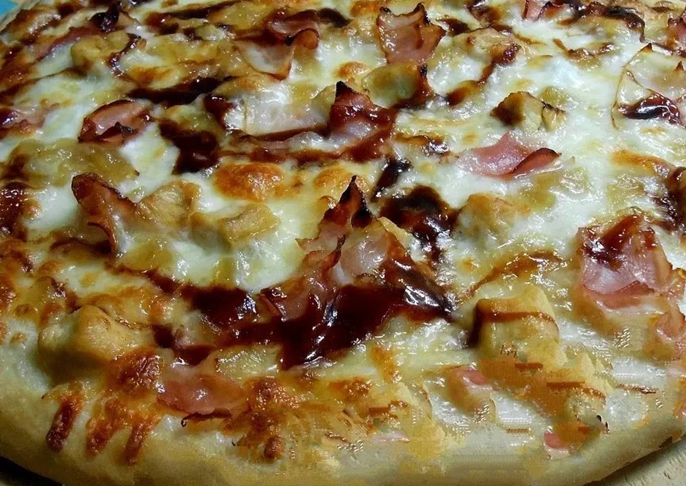 Pizza cremosa con salsa bourbon