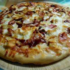 Una foto de Pizza cremosa con salsa bourbon