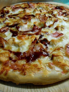 Una foto de Pizza cremosa con salsa bourbon