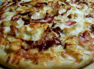 Una foto de Pizza cremosa con salsa bourbon
