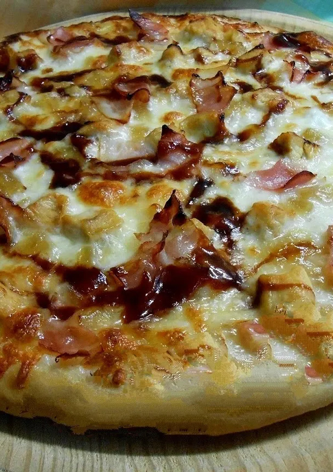 Una foto de Pizza cremosa con salsa bourbon