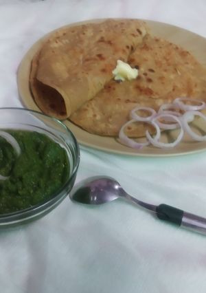 A picture of Mooli ke parathe.