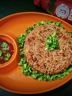 સેઝવાન ફ્રાઇડ રાઈસ (Schezwan Fried Rice Recipe In Gujarati) રેસીપી મુખ્ય ફોટો