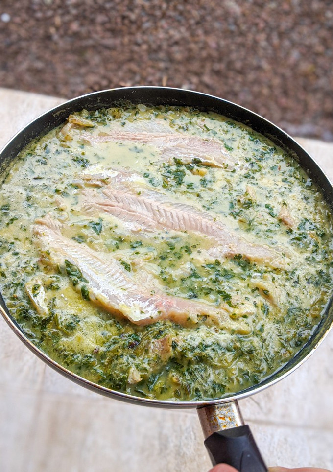 Una foto de Filets de merluza en salsa de espinaca