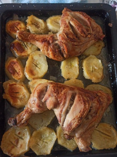 Una foto de Pollo al horno con patatas con toque de limón
