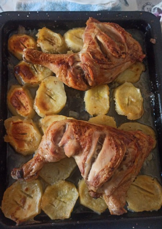 Una foto de Pollo al horno con patatas con toque de limón