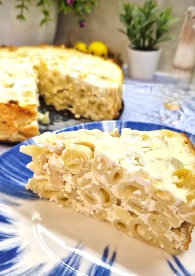 Макаронна запіканка з яблуками