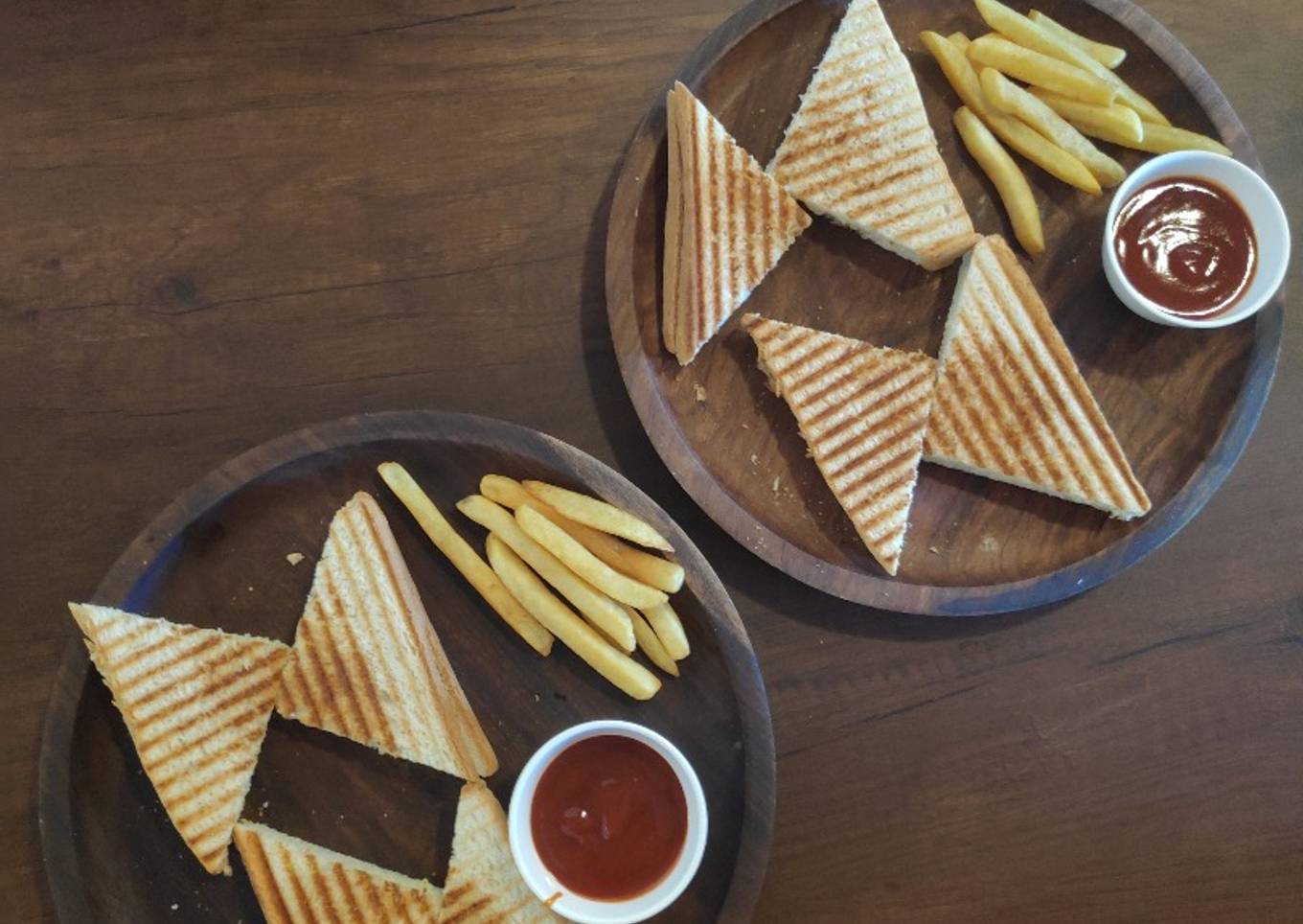 Cheese sandwich with tangy chilli sauce:
