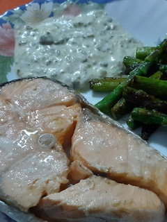 Una foto de Salmón en airfryer con salsa tártara y trigueros salteados