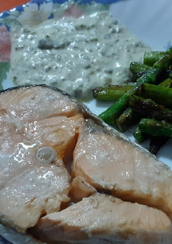 Una foto de Salmón en airfryer con salsa tártara y trigueros salteados